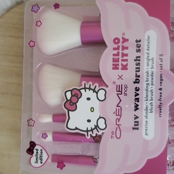 The Creme Shop Hello Kitty Luv Wave Brush Set - Picture 3 of 5